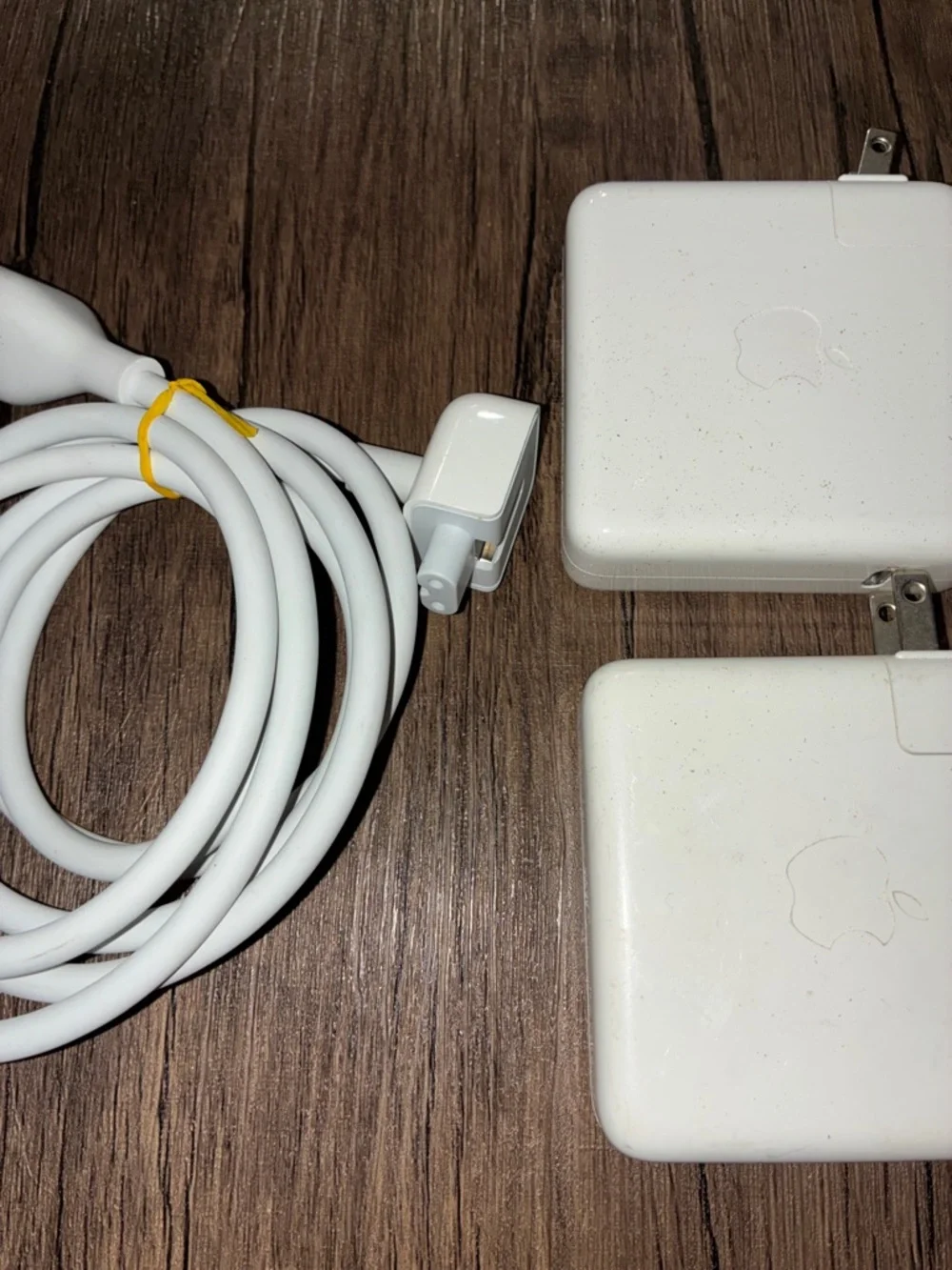 5 Apple White MacBook Power Adapters - 5 pack with 2 plugs